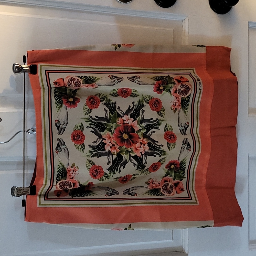 Short pink and red skirt with front pattern